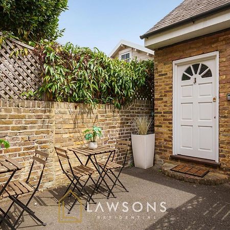 Loft Living By Lawsons With Parking Apartment Windsor Bagian luar foto