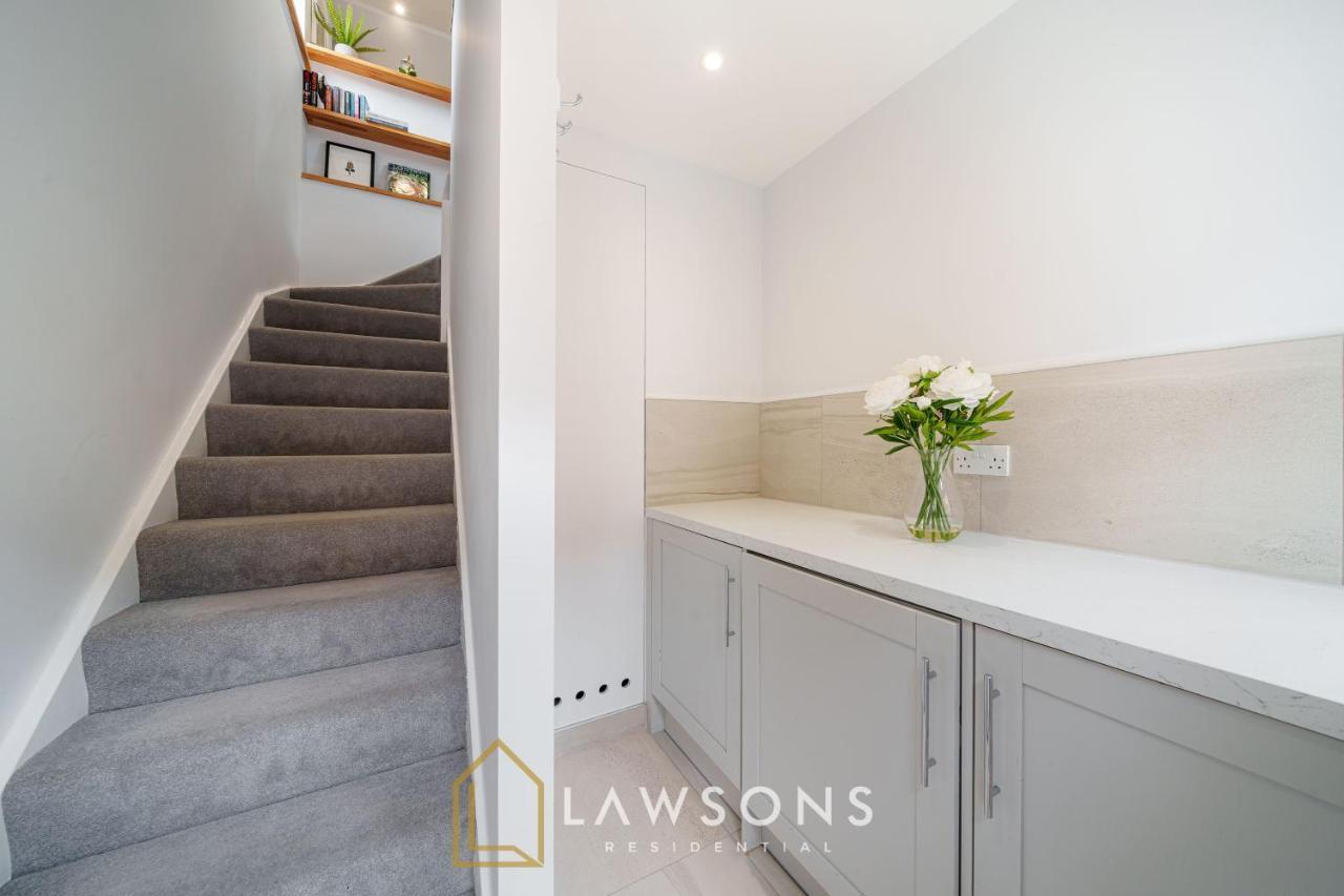 Loft Living By Lawsons With Parking Apartment Windsor Bagian luar foto