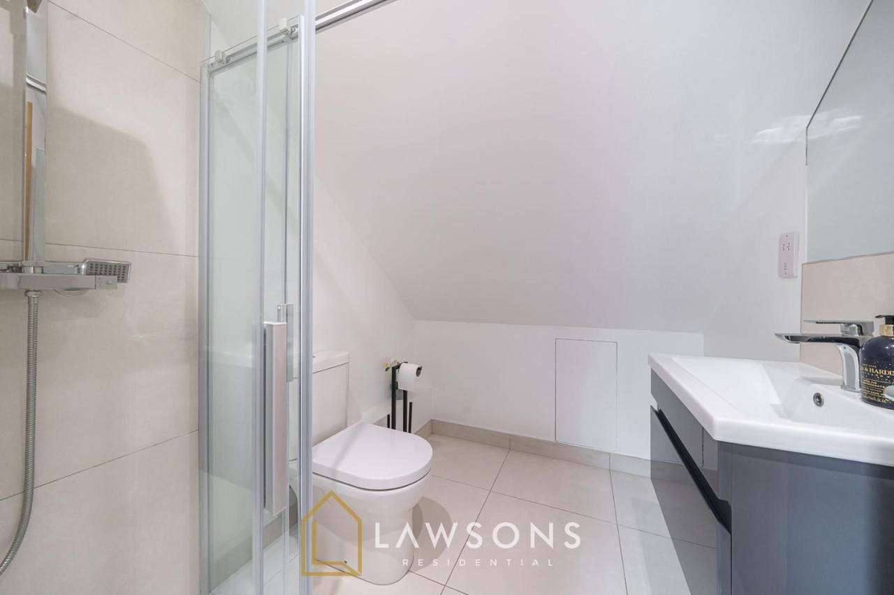 Loft Living By Lawsons With Parking Apartment Windsor Bagian luar foto