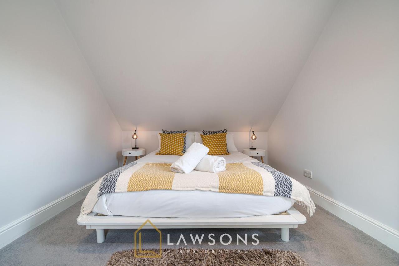 Loft Living By Lawsons With Parking Apartment Windsor Bagian luar foto