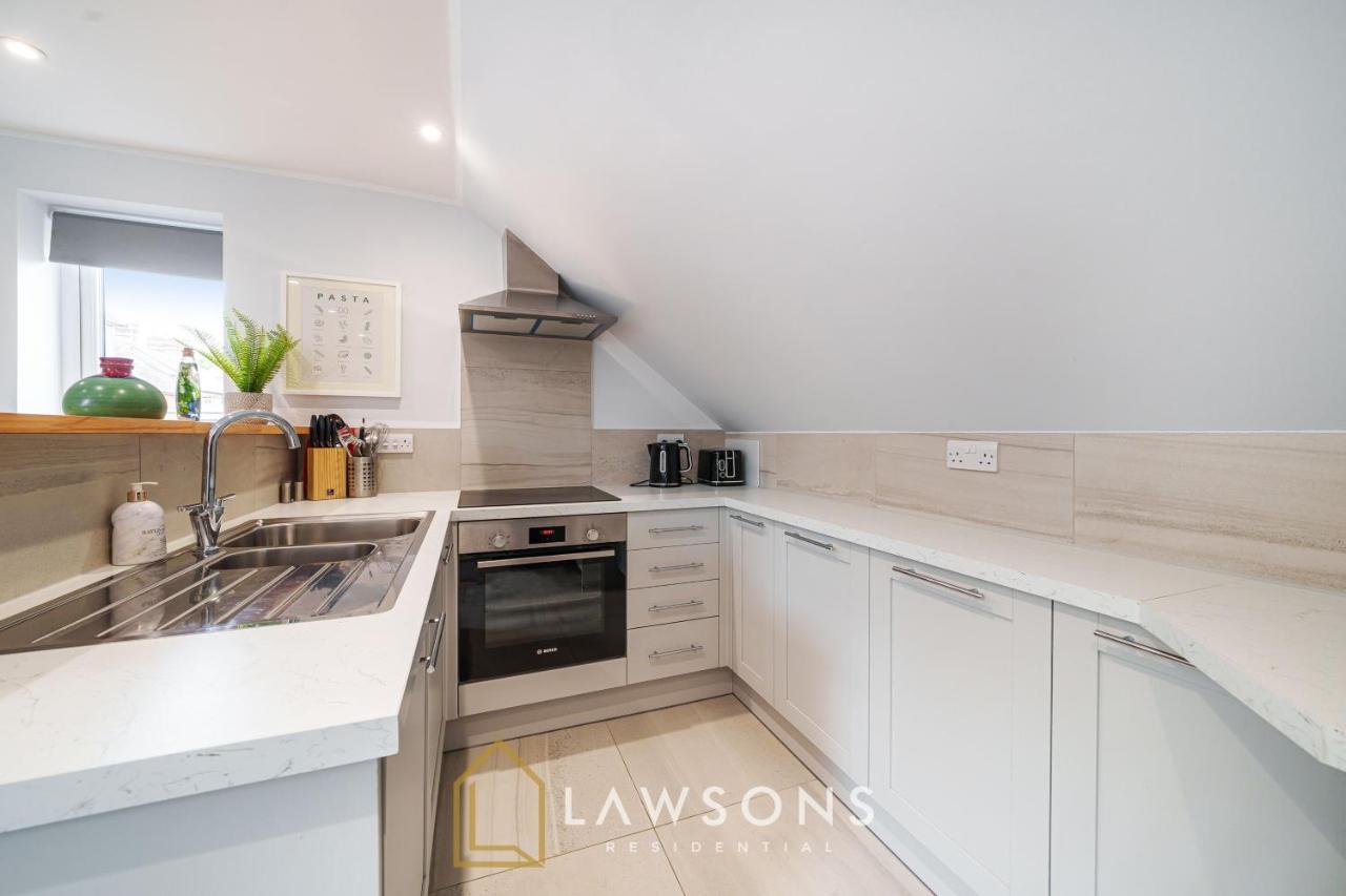 Loft Living By Lawsons With Parking Apartment Windsor Bagian luar foto