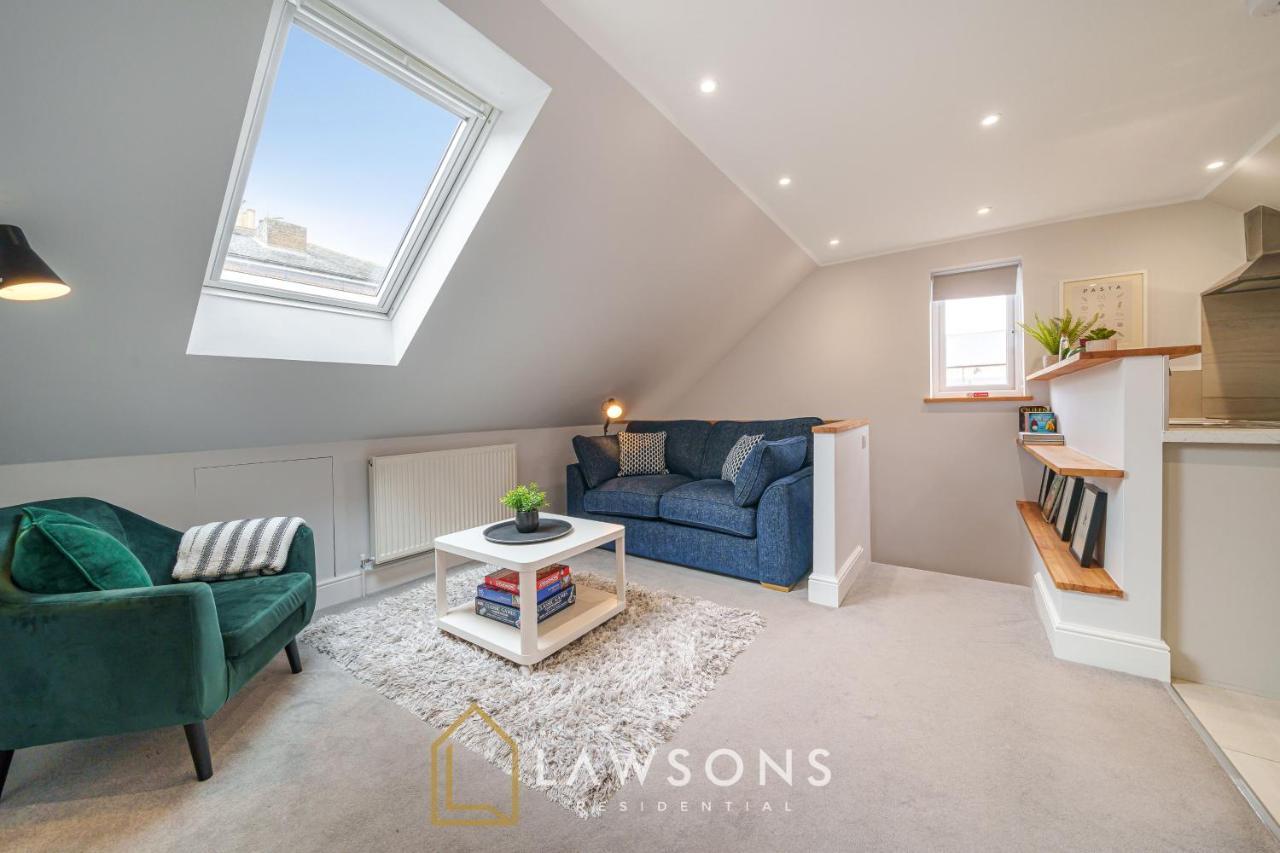 Loft Living By Lawsons With Parking Apartment Windsor Bagian luar foto