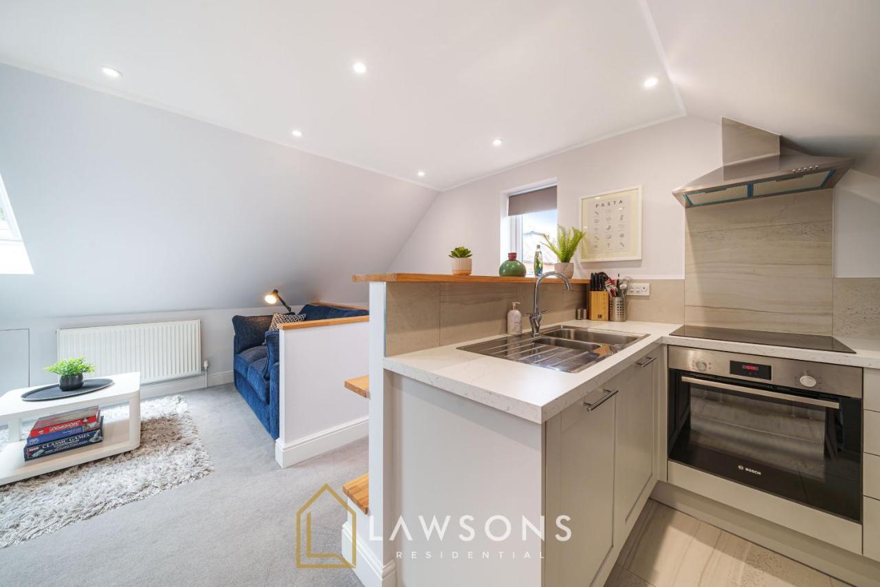 Loft Living By Lawsons With Parking Apartment Windsor Bagian luar foto