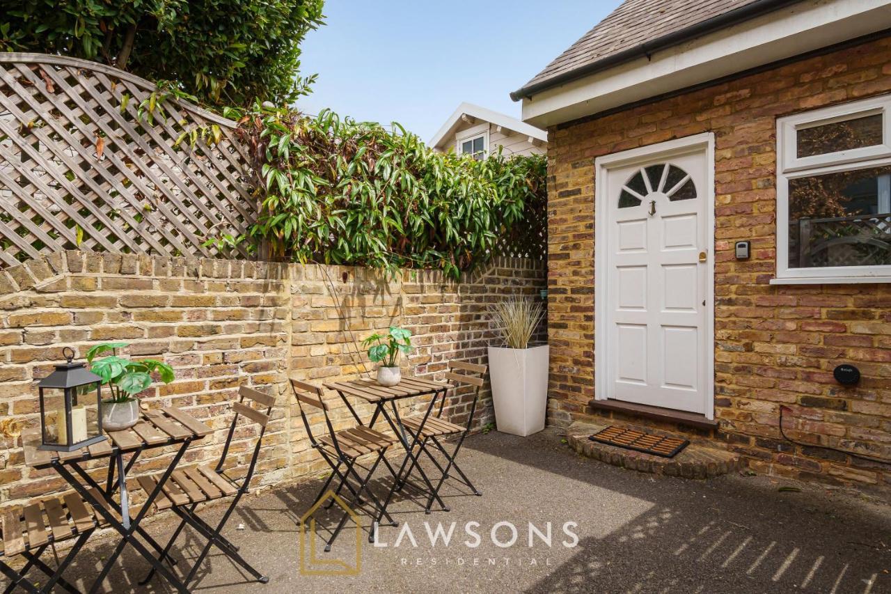 Loft Living By Lawsons With Parking Apartment Windsor Bagian luar foto